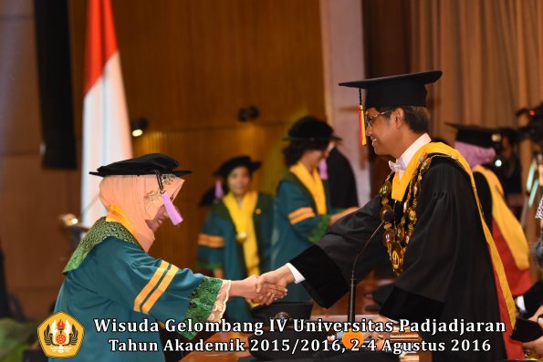Wisuda Unpad Gel IV TA 2015_2016 Fakultas Kedokteran Gigi Oleh Rektor -016