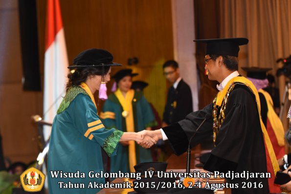 Wisuda Unpad Gel IV TA 2015_2016 Fakultas Kedokteran Gigi Oleh Rektor -017