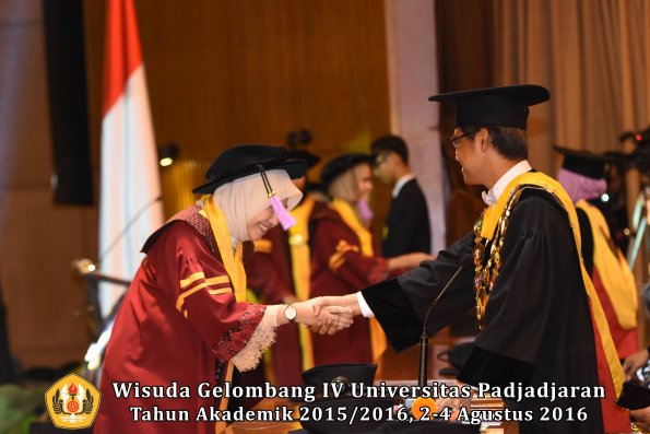 Wisuda Unpad Gel IV TA 2015_2016 Fakultas Kedokteran Gigi Oleh Rektor -031