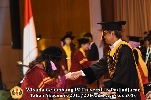 Wisuda Unpad Gel IV TA 2015_2016 Fakultas Kedokteran Gigi Oleh Rektor -042
