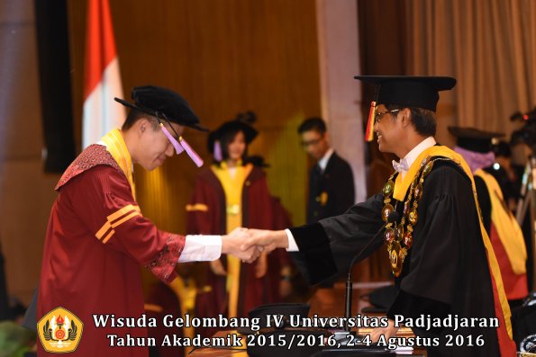 Wisuda Unpad Gel IV TA 2015_2016 Fakultas Kedokteran Gigi Oleh Rektor -045