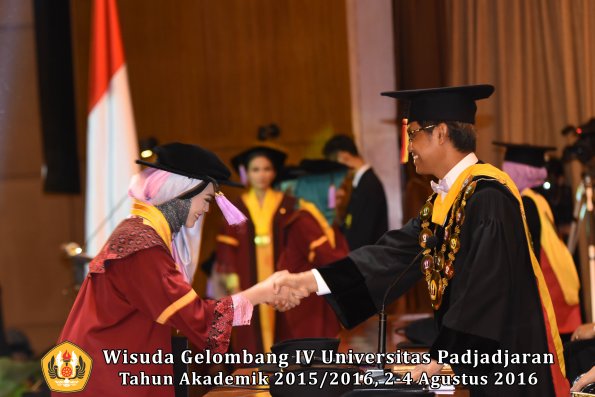 Wisuda Unpad Gel IV TA 2015_2016 Fakultas Kedokteran Gigi Oleh Rektor -052