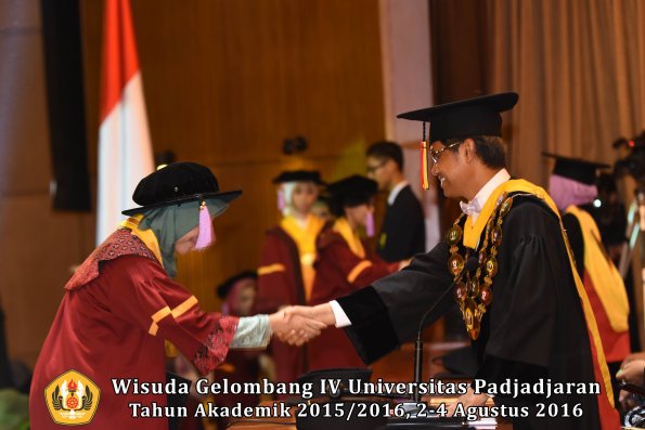 Wisuda Unpad Gel IV TA 2015_2016 Fakultas Kedokteran Gigi Oleh Rektor -057