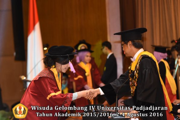 Wisuda Unpad Gel IV TA 2015_2016 Fakultas Kedokteran Gigi Oleh Rektor -064