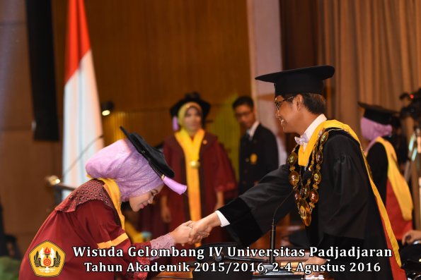 Wisuda Unpad Gel IV TA 2015_2016 Fakultas Kedokteran Gigi Oleh Rektor -065
