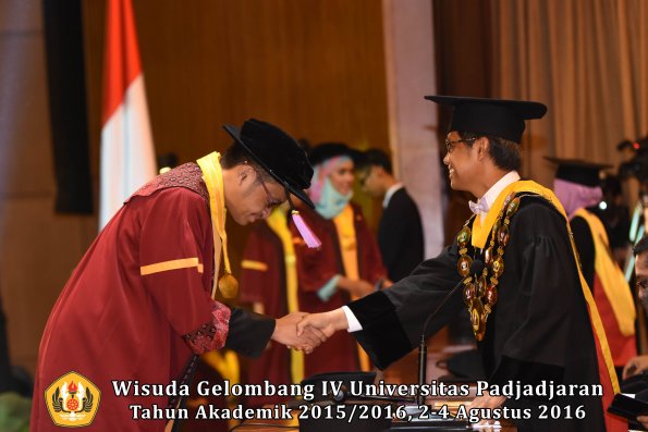 Wisuda Unpad Gel IV TA 2015_2016 Fakultas Kedokteran Gigi Oleh Rektor -067
