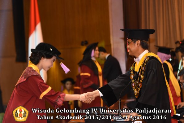 Wisuda Unpad Gel IV TA 2015_2016 Fakultas Kedokteran Gigi Oleh Rektor -069