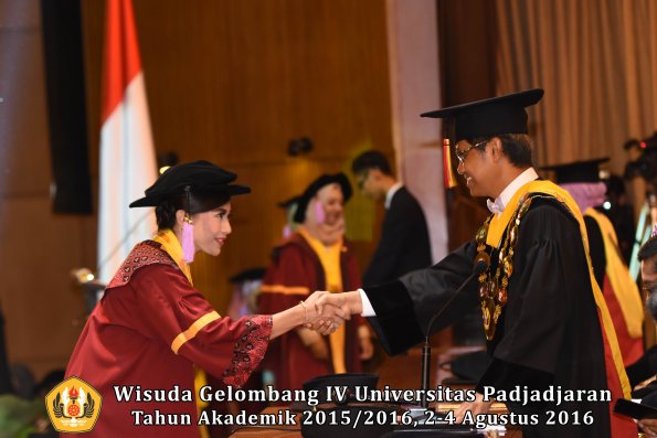 Wisuda Unpad Gel IV TA 2015_2016 Fakultas Kedokteran Gigi Oleh Rektor -075