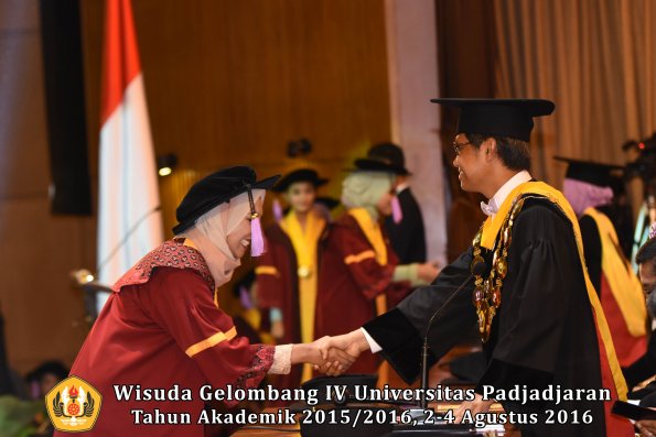 Wisuda Unpad Gel IV TA 2015_2016 Fakultas Kedokteran Gigi Oleh Rektor -076