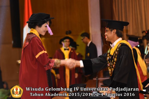Wisuda Unpad Gel IV TA 2015_2016 Fakultas Kedokteran Gigi Oleh Rektor -080
