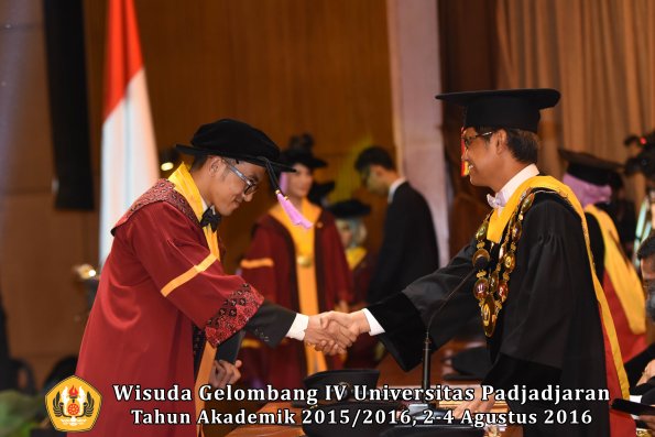 Wisuda Unpad Gel IV TA 2015_2016 Fakultas Kedokteran Gigi Oleh Rektor -081