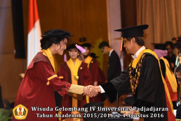 Wisuda Unpad Gel IV TA 2015_2016 Fakultas Kedokteran Gigi Oleh Rektor -087