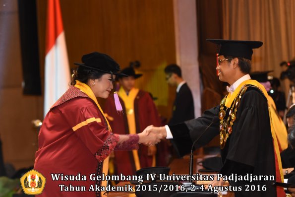 Wisuda Unpad Gel IV TA 2015_2016 Fakultas Kedokteran Gigi Oleh Rektor -090