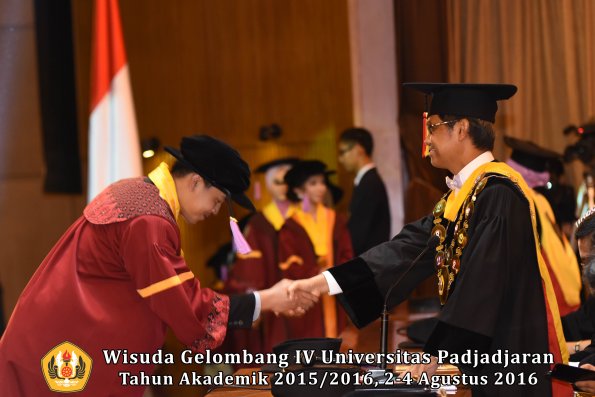 Wisuda Unpad Gel IV TA 2015_2016 Fakultas Kedokteran Gigi Oleh Rektor -091