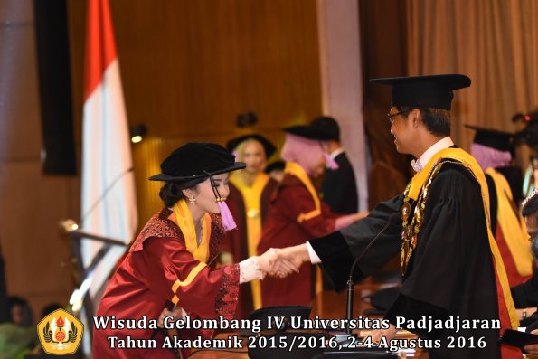 Wisuda Unpad Gel IV TA 2015_2016 Fakultas Kedokteran Gigi Oleh Rektor -092