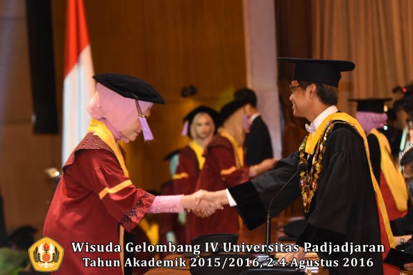 Wisuda Unpad Gel IV TA 2015_2016 Fakultas Kedokteran Gigi Oleh Rektor -093