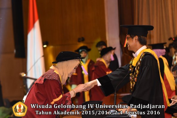 Wisuda Unpad Gel IV TA 2015_2016 Fakultas Kedokteran Gigi Oleh Rektor -094