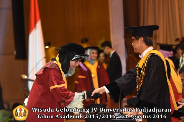 Wisuda Unpad Gel IV TA 2015_2016 Fakultas Kedokteran Gigi Oleh Rektor -096