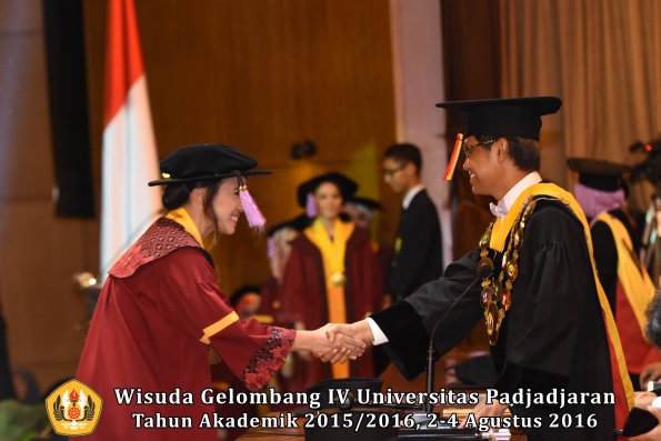 Wisuda Unpad Gel IV TA 2015_2016 Fakultas Kedokteran Gigi Oleh Rektor -101