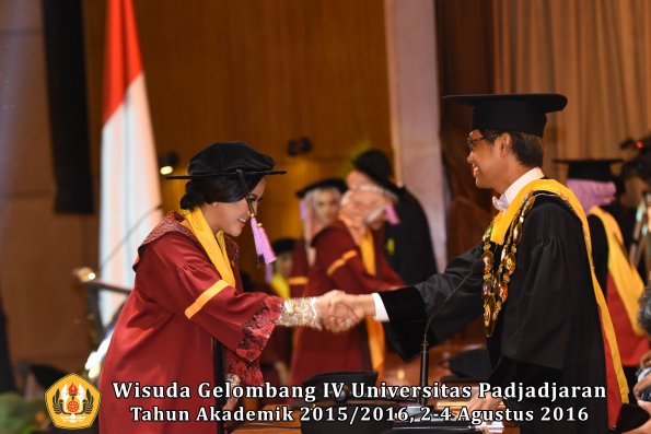 Wisuda Unpad Gel IV TA 2015_2016 Fakultas Kedokteran Gigi Oleh Rektor -103