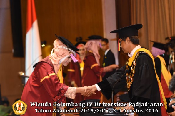Wisuda Unpad Gel IV TA 2015_2016 Fakultas Kedokteran Gigi Oleh Rektor -104