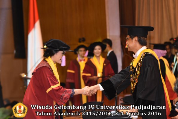 Wisuda Unpad Gel IV TA 2015_2016 Fakultas Kedokteran Gigi Oleh Rektor -107