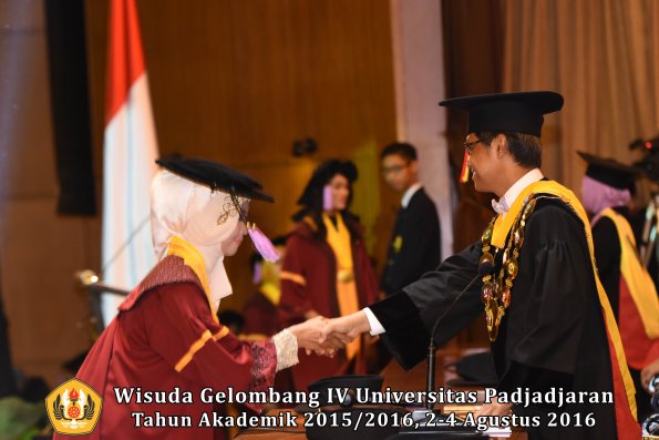 Wisuda Unpad Gel IV TA 2015_2016 Fakultas Kedokteran Gigi Oleh Rektor -110