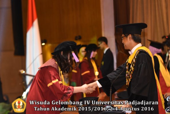 Wisuda Unpad Gel IV TA 2015_2016 Fakultas Kedokteran Gigi Oleh Rektor -112
