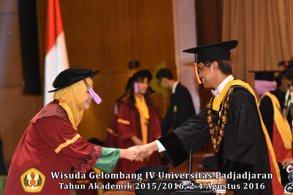 Wisuda Unpad Gel IV TA 2015_2016 Fakultas Kedokteran Gigi Oleh Rektor -114