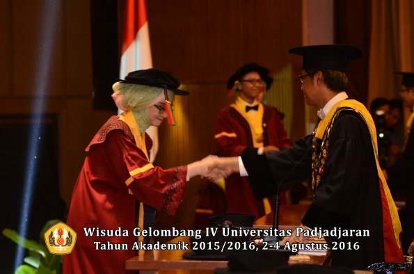 Wisuda Unpad Gel IV TA 2015_2016 Fakultas Teknologi Industri Pertanian Oleh Rektor -011