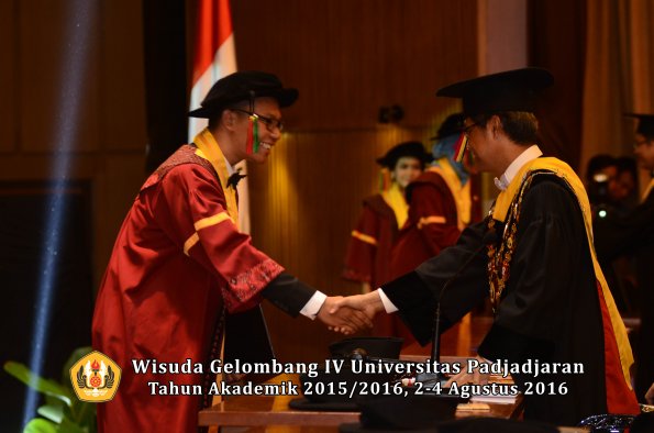 Wisuda Unpad Gel IV TA 2015_2016 Fakultas Teknologi Industri Pertanian Oleh Rektor -012