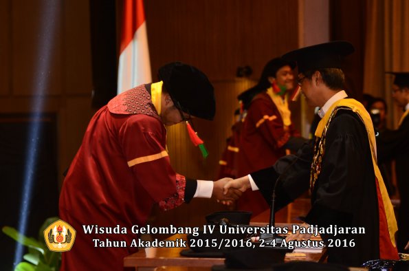 Wisuda Unpad Gel IV TA 2015_2016 Fakultas Teknologi Industri Pertanian Oleh Rektor -016