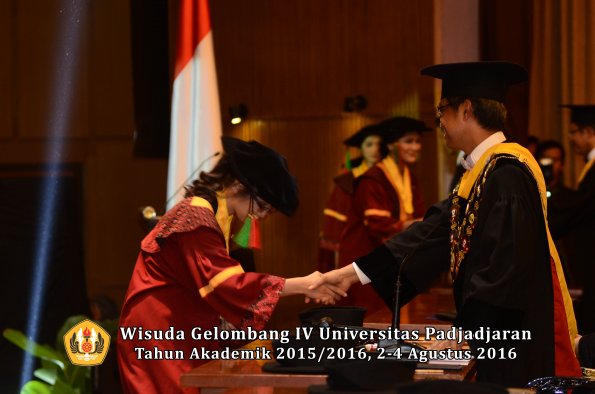 Wisuda Unpad Gel IV TA 2015_2016 Fakultas Teknologi Industri Pertanian Oleh Rektor -033