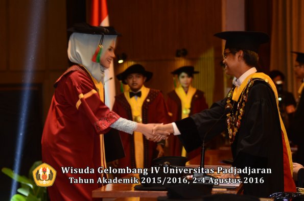 Wisuda Unpad Gel IV TA 2015_2016 Fakultas Teknologi Industri Pertanian Oleh Rektor -036