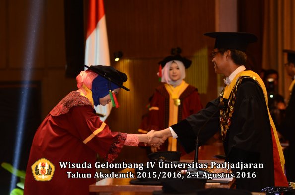 Wisuda Unpad Gel IV TA 2015_2016 Fakultas Teknologi Industri Pertanian Oleh Rektor -040