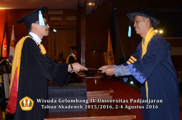 Wisuda Unpad Gel IV TA 2015_2016 Fakultas Ilmu Budaya Oleh Dekan -001