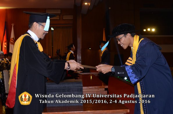 Wisuda Unpad Gel IV TA 2015_2016 Fakultas Ilmu Budaya Oleh Dekan -002