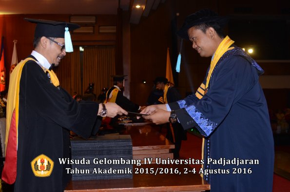 Wisuda Unpad Gel IV TA 2015_2016 Fakultas Ilmu Budaya Oleh Dekan -003