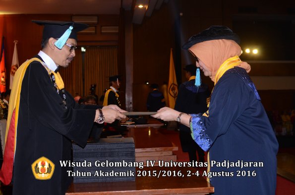 Wisuda Unpad Gel IV TA 2015_2016 Fakultas Ilmu Budaya Oleh Dekan -004