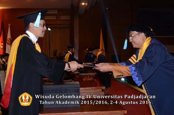 Wisuda Unpad Gel IV TA 2015_2016 Fakultas Ilmu Budaya Oleh Dekan -005