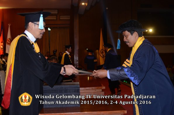 Wisuda Unpad Gel IV TA 2015_2016 Fakultas Ilmu Budaya Oleh Dekan -006