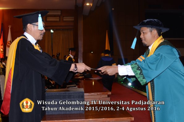Wisuda Unpad Gel IV TA 2015_2016 Fakultas Ilmu Budaya Oleh Dekan -008
