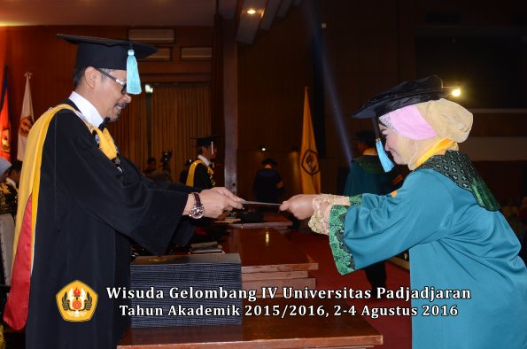 Wisuda Unpad Gel IV TA 2015_2016 Fakultas Ilmu Budaya Oleh Dekan -009