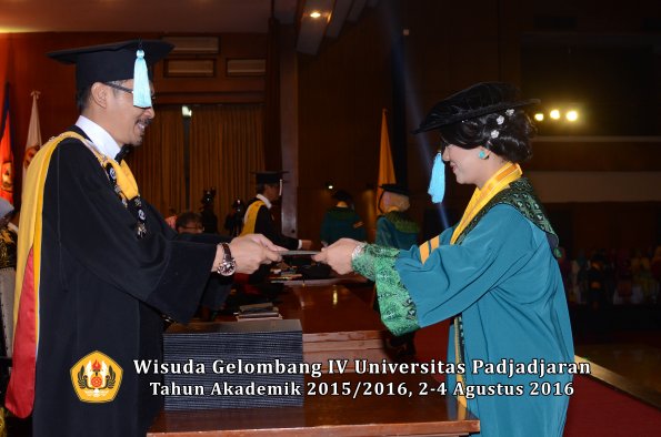 Wisuda Unpad Gel IV TA 2015_2016 Fakultas Ilmu Budaya Oleh Dekan -010