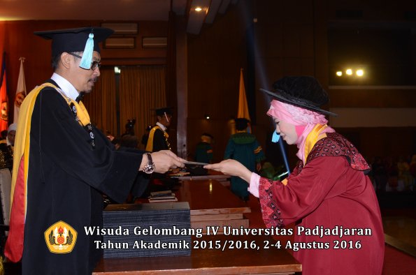 Wisuda Unpad Gel IV TA 2015_2016 Fakultas Ilmu Budaya Oleh Dekan -011