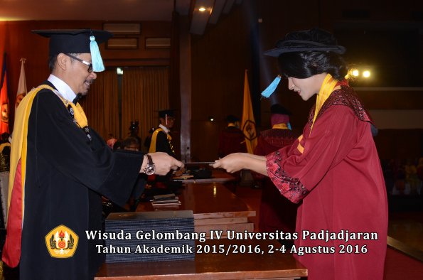 Wisuda Unpad Gel IV TA 2015_2016 Fakultas Ilmu Budaya Oleh Dekan -015