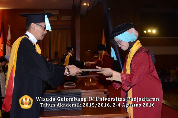 Wisuda Unpad Gel IV TA 2015_2016 Fakultas Ilmu Budaya Oleh Dekan -016