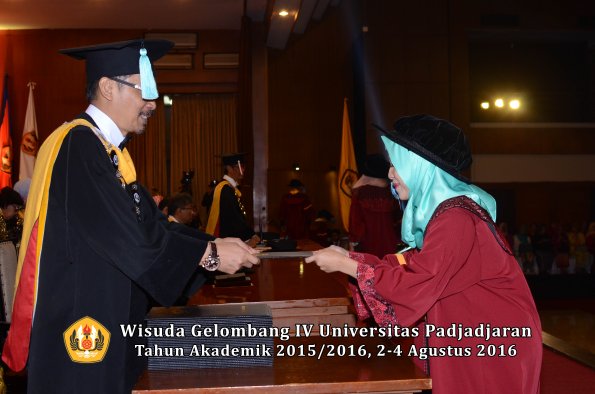 Wisuda Unpad Gel IV TA 2015_2016 Fakultas Ilmu Budaya Oleh Dekan -020