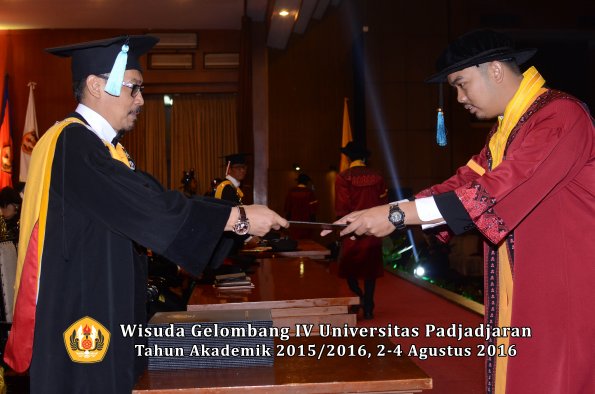 Wisuda Unpad Gel IV TA 2015_2016 Fakultas Ilmu Budaya Oleh Dekan -023