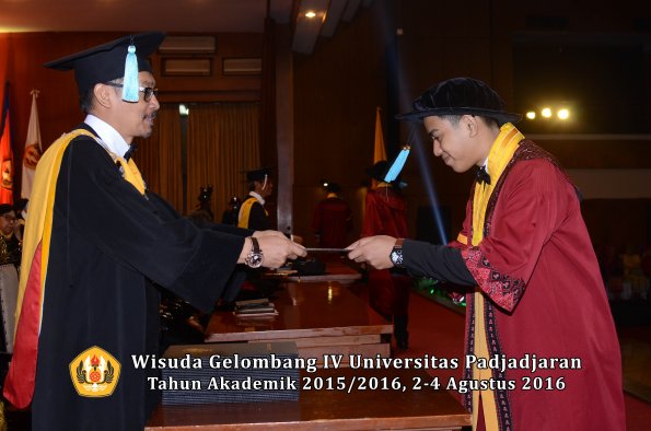 Wisuda Unpad Gel IV TA 2015_2016 Fakultas Ilmu Budaya Oleh Dekan -025